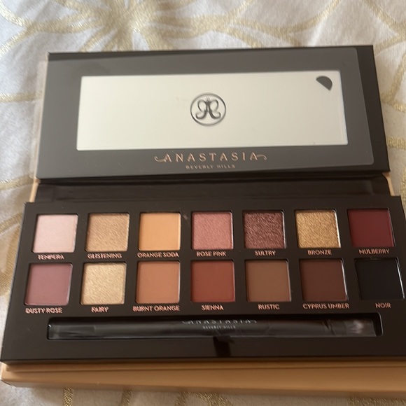Anastasia soft glam palette - Picture 3 of 3